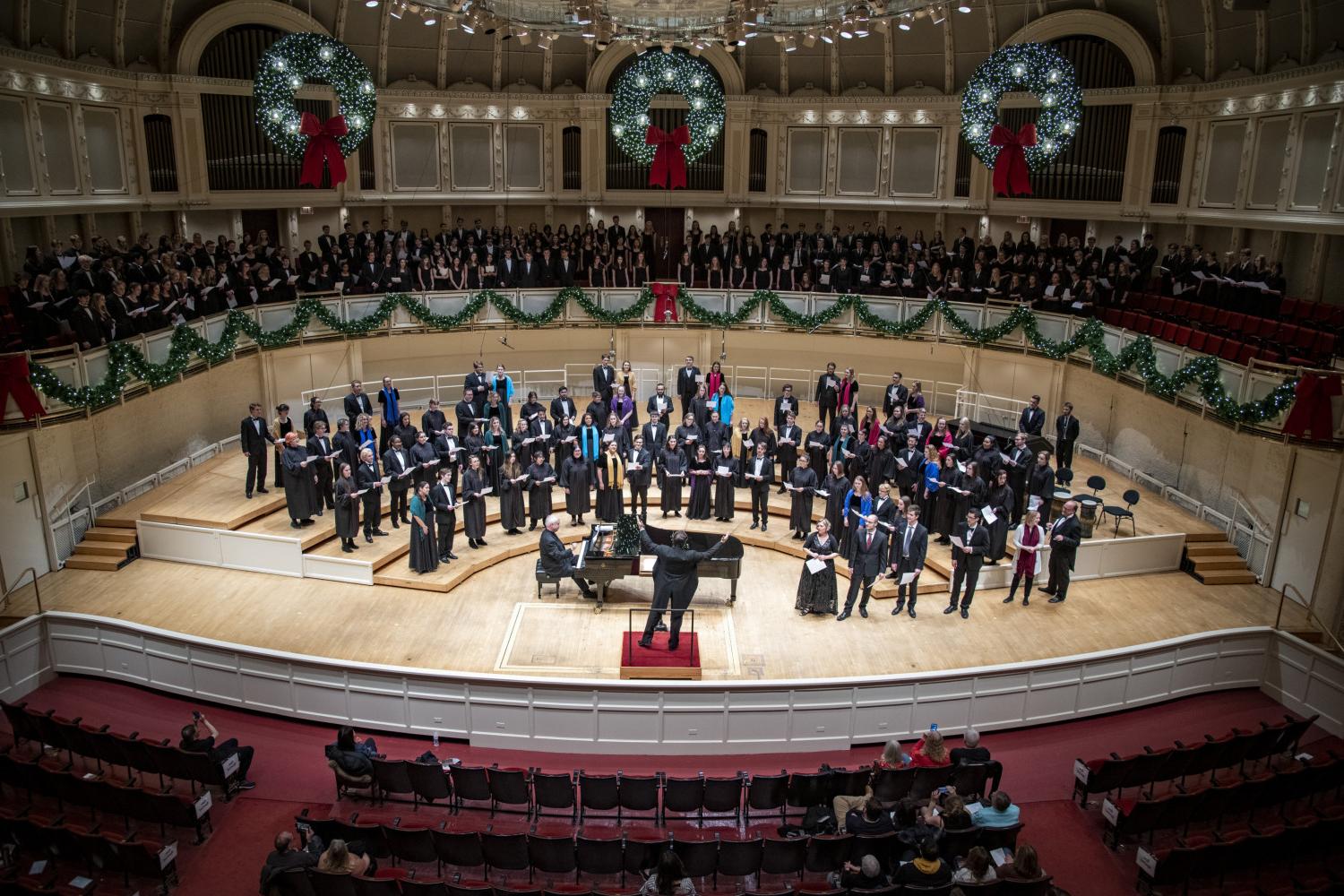 The <a href='http://5fhp.biaoshi365.com'>全球十大赌钱排行app</a> Choir performs in the Chicago Symphony Hall.