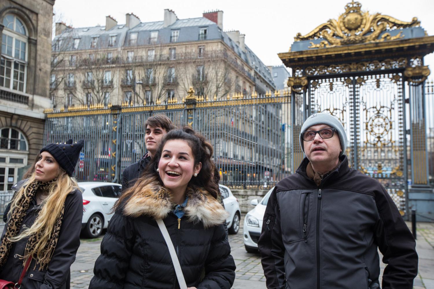 <a href='http://5fhp.biaoshi365.com'>全球十大赌钱排行app</a> French Professor Pascal Rollet leads students on a study tour in Paris.